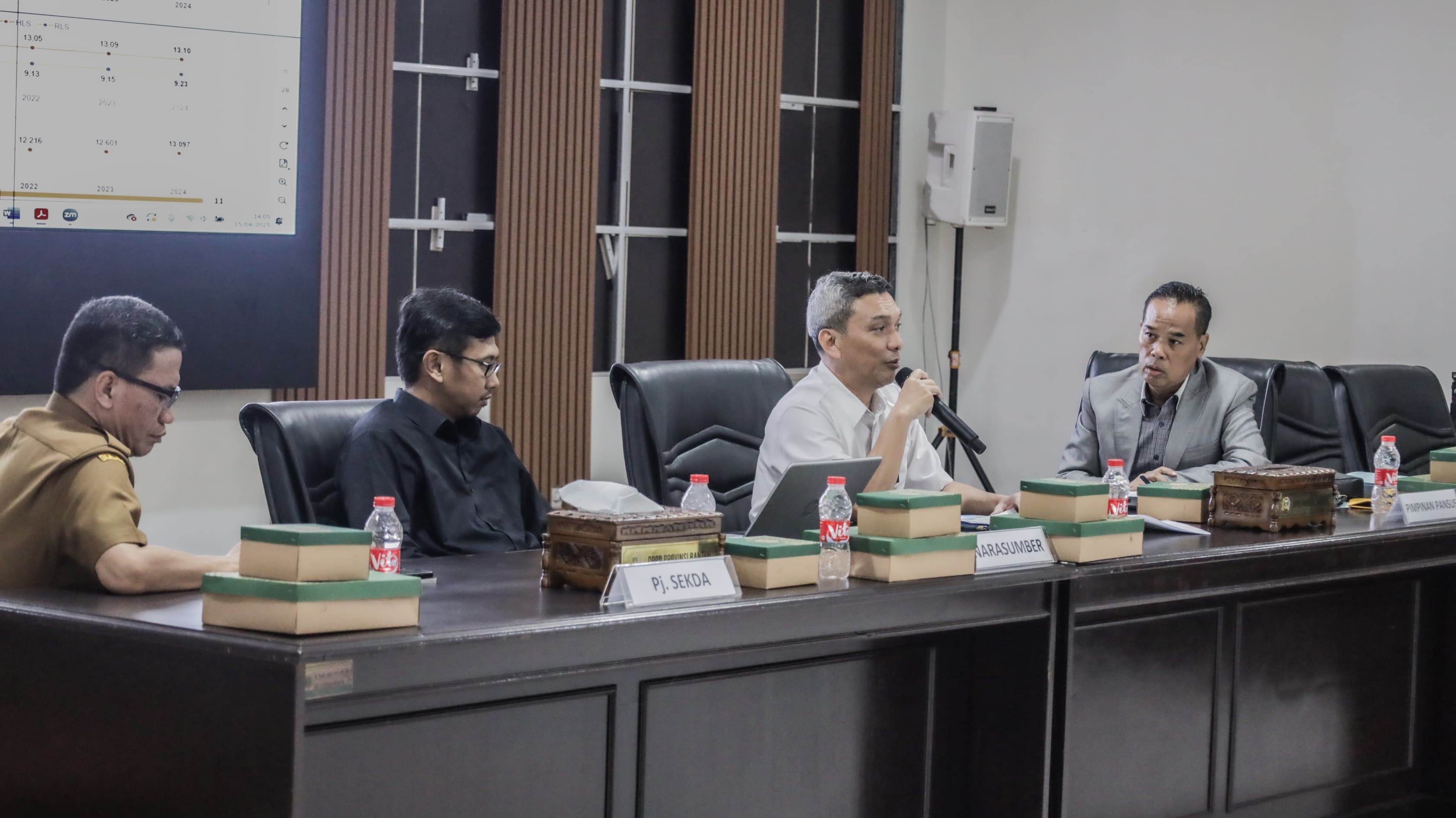 Pimpinan Dan Anggota Panitia Khusus (Pansus) I DPRD Banten Adakan Rapat Dengar Pendapat