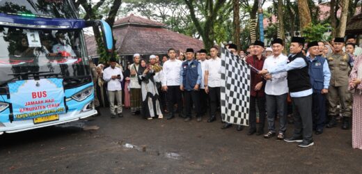 Lepas Jamaah Haji Kloter 52 JKG Kabupaten Lebak, Wagub Banten Dimyati : Jaga Kesehatan dan Luruskan Niat Beribadah