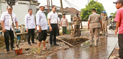Rusak, Wabup Serang Najib Hamas Tinjau Jembatan Cikambuy