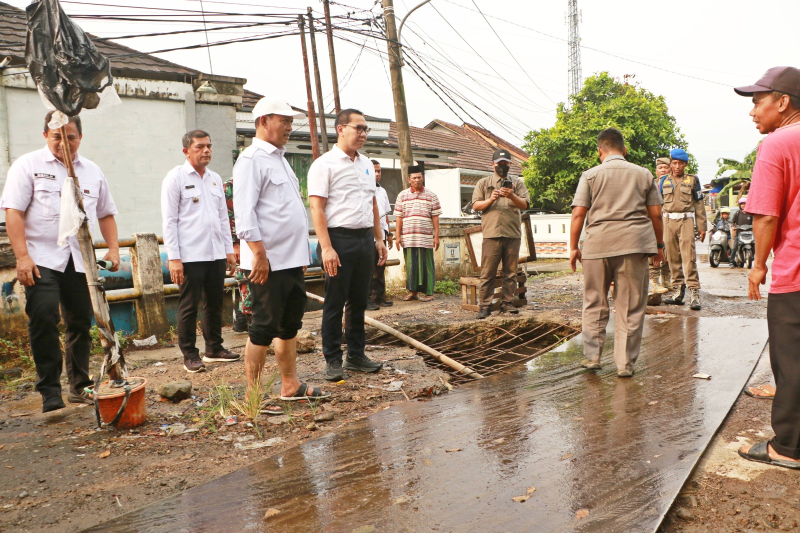 Rusak, Wabup Serang Najib Hamas Tinjau Jembatan Cikambuy