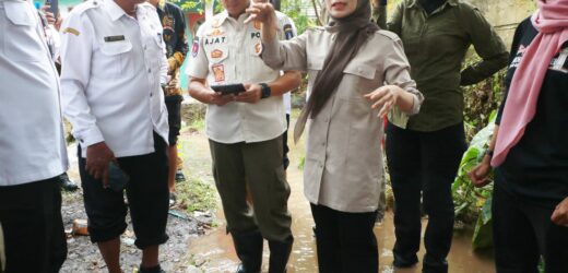 Bupati Serang Ratu Zakiyah Terjang Genangan Air Sapa Warga Korban Banjir di Pulo Ampel