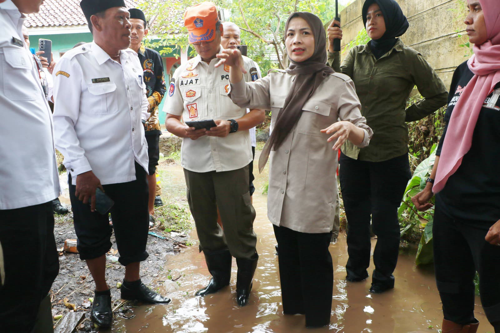 Bupati Serang Ratu Zakiyah Terjang Genangan Air Sapa Warga Korban Banjir di Pulo Ampel