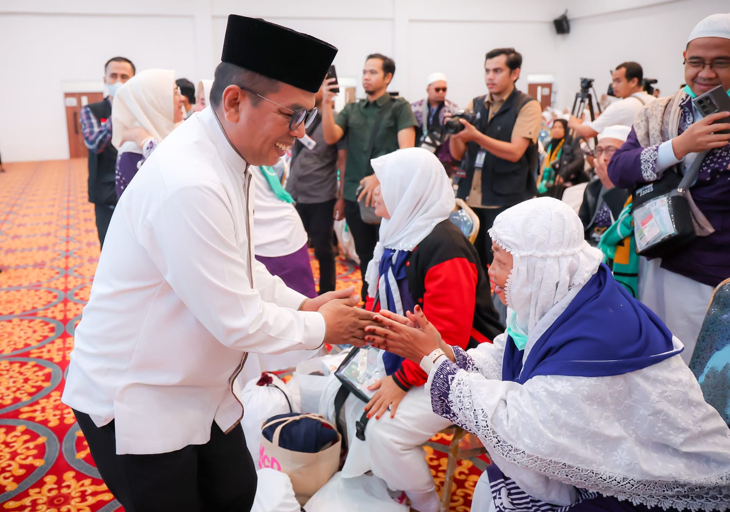 Gubernur Banten Andra Soni Sambut Kedatangan Jamaah Haji Kloter JKG 21 Kabupaten Tangerang