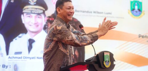 Gubernur Banten Andra Soni Raih Pena Emas 2025 Forum Pimred Multimedia Indonesia