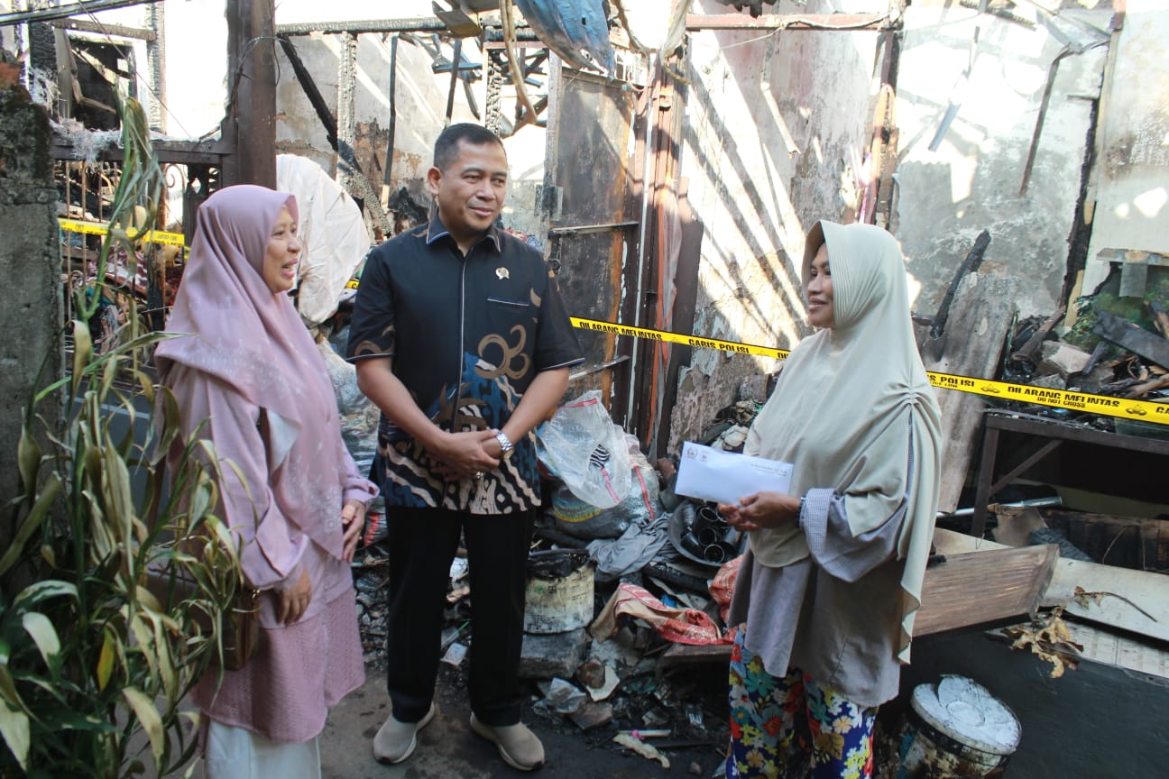 Dari Gaji Pribadi, Hadir Empati: Legislator PKS Bantu Korban Kebakaran