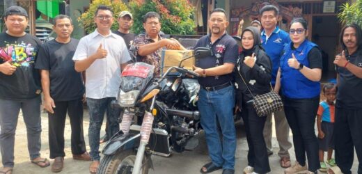 Jaga Tata Kelola Lingkungan Bersih, Asep Hidayat Serahkan 4 Motor Gerobak Sampah