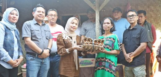 Mata Berkaca-kaca Bupati Serang Ratu Zakiyah saat Kunjungi Lansia di Rutilahu