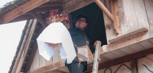 Hadiri Seren Taun Cisungsang, Gubernur Banten Andra Soni Ikuti Prosesi Ngimahkeun Pare