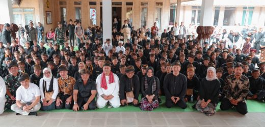 Hadiri Seren Taun Cisungsang, Gubernur Banten Andra Soni Ikuti Prosesi Ngimahkeun Pare