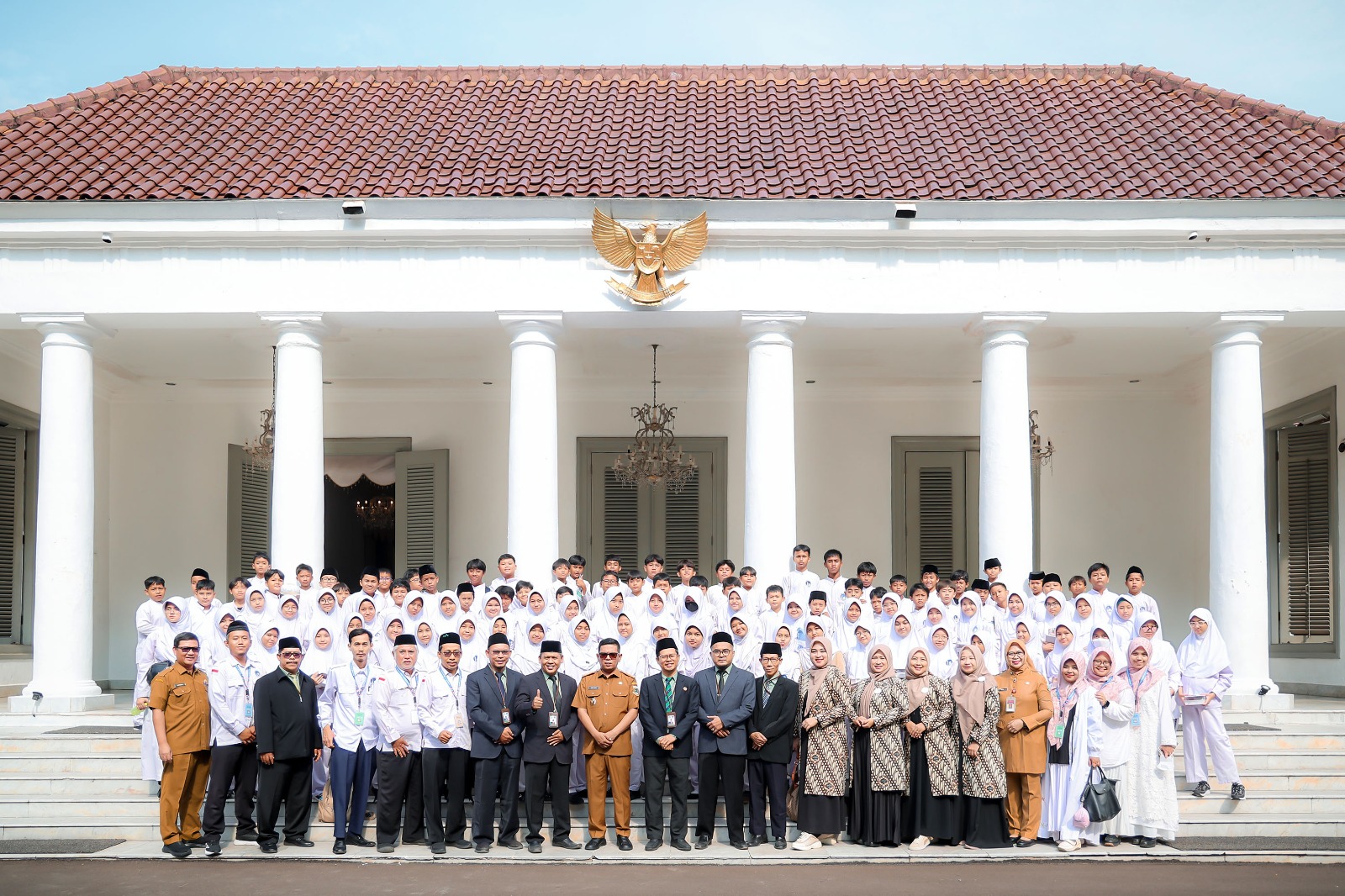 Gubernur Banten Andra Soni Ajak Ratusan Siswa SD Belajar Sejarah di Gedung Negara