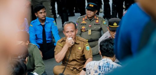 Plt. Sekretaris DPRD Banten Sambangi Massa Demonstrasi Dari Keluarga Mahasiswa Lebak (Kumala)