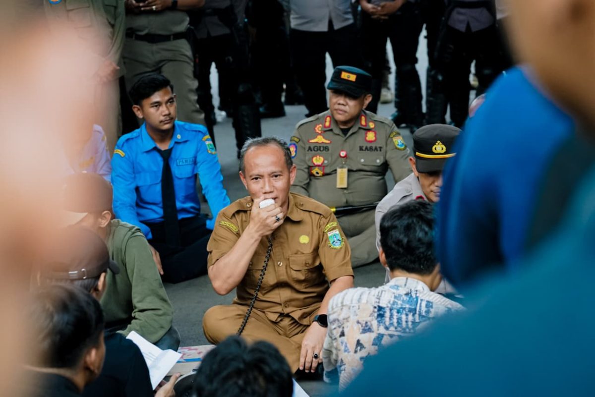 Plt. Sekretaris DPRD Banten Sambangi Massa Demonstrasi Dari Keluarga Mahasiswa Lebak (Kumala)