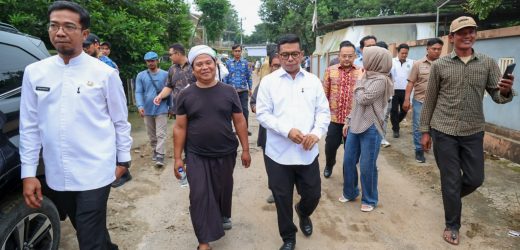 Program Bang Andra Hadir di Serang, Gubernur Banten Pastikan Jalan Desa Sukarame Segera Dibeton