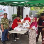 Artha Graha Peduli dan PWI Banten Salurkan Sembako di JBS Cilegon