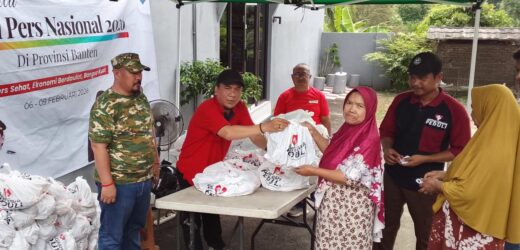 Artha Graha Peduli dan PWI Banten Salurkan Sembako di JBS Cilegon