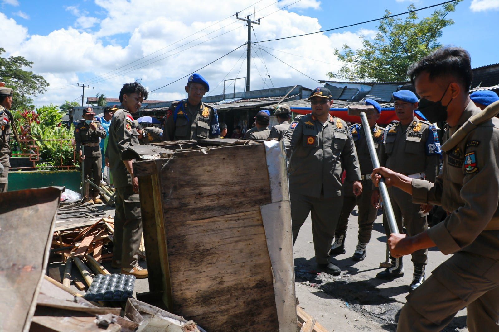 Satpol PP Kabupaten Serang Bongkar Puluhan Lapak PKL Pasar Ciherang Cikande