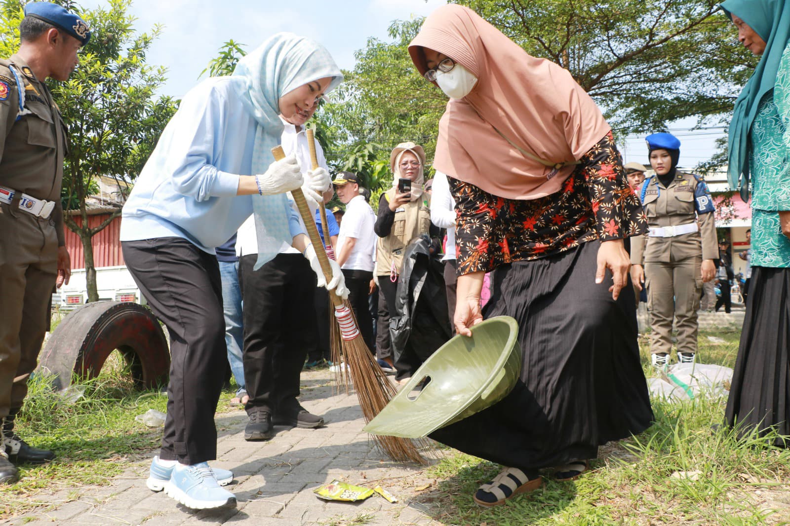 Bupati Serang Ratu Rachmatuzakiyah Pimpin Gerebeg Sampah di Cikande