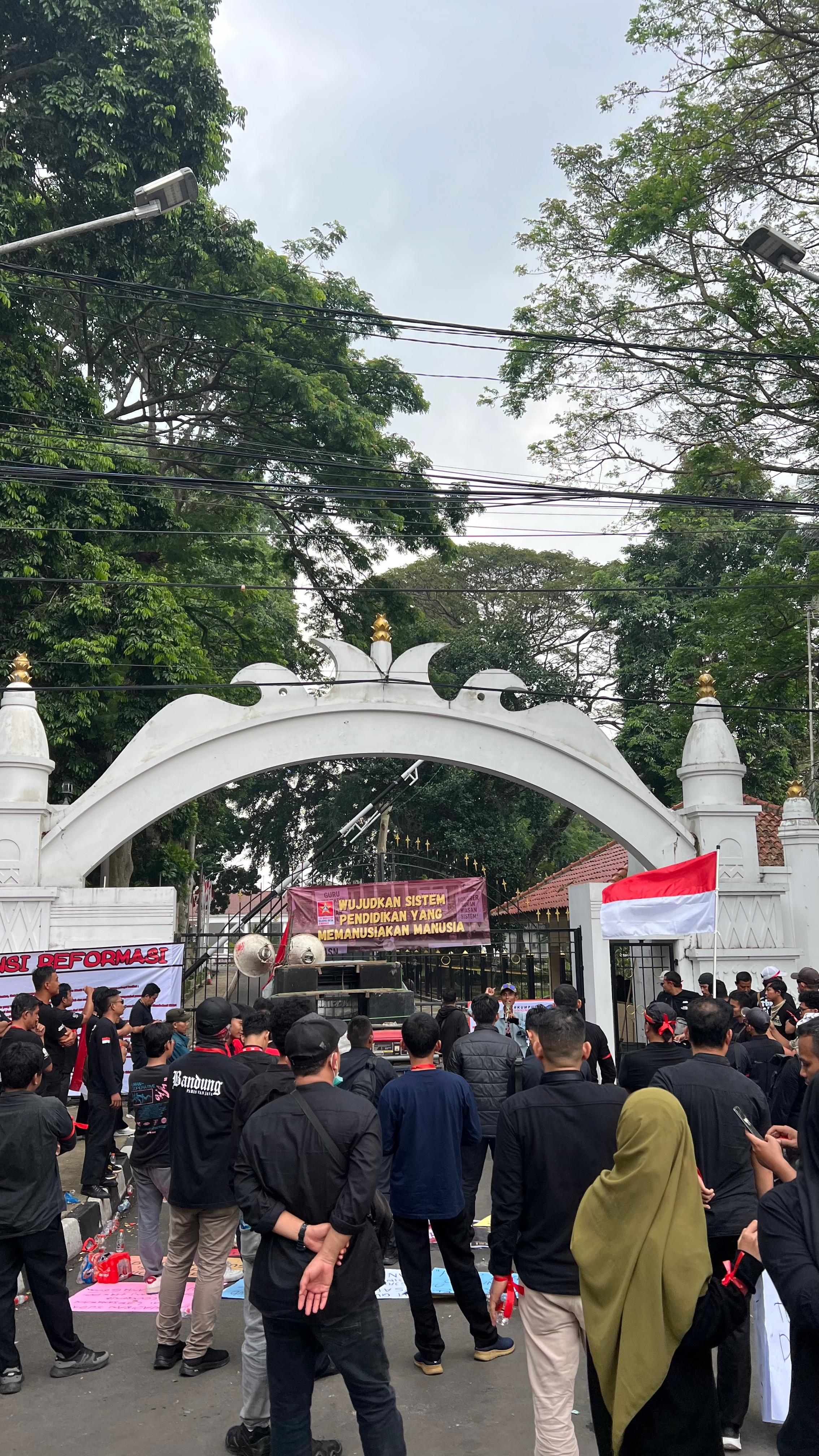Ratusan Guru dan Mahasiswa Demo di Pendopo Gubernur Bongkar Masalah Pendidikan Banten