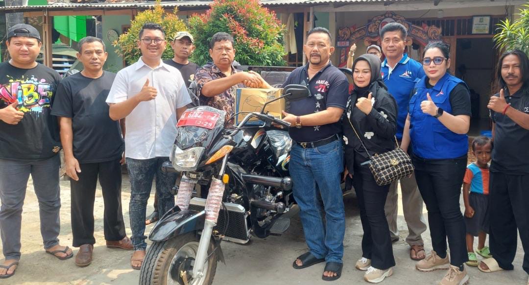 Jaga Tata Kelola Lingkungan Bersih, Asep Hidayat Serahkan 4 Motor Gerobak Sampah