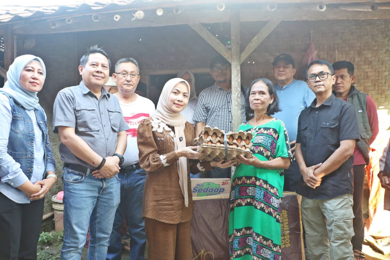Mata Berkaca-kaca Bupati Serang Ratu Zakiyah saat Kunjungi Lansia di Rutilahu