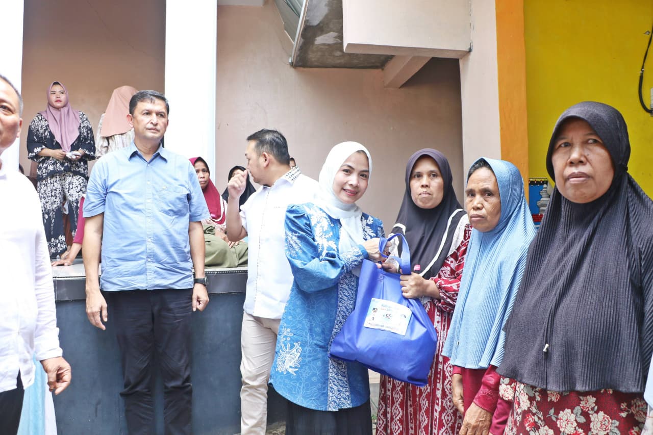 Bupati Serang Ratu Zakiyah Salurkan 1.000 Paket Sembako di Pabuaran