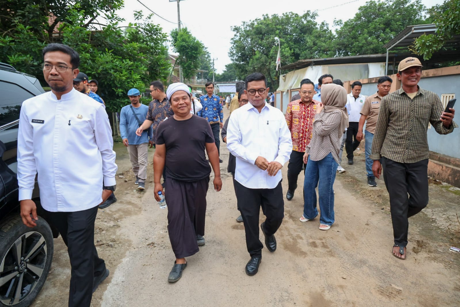 Program Bang Andra Hadir di Serang, Gubernur Banten Pastikan Jalan Desa Sukarame Segera Dibeton