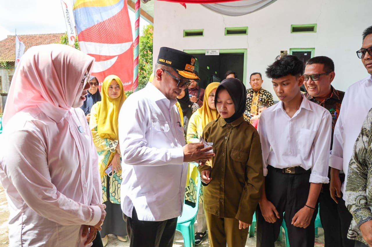 Gubernur Andra Soni Tinjau MBG dan Motivasi Siswa SMK Prawira Pandeglang