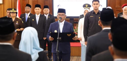 Gubernur Andra Soni Tekankan Responsivitas dan Integritas saat Lantik 23 Pejabat Pimpinan Tinggi Pratama