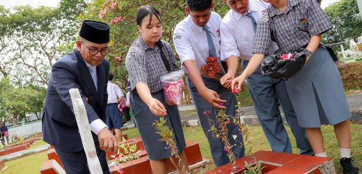 Gubernur Andra Soni Pimpin Upacara Ziarah Hari Pahlawan di TMP Ciceri
