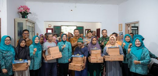 Tinawati Andra Soni Salurkan Bantuan Alat Dapur bagi 33 Keluarga Korban Bencana di Anyer